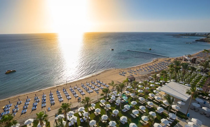 Constantinos The Great Beach Hotel w Protaras na Cyprze – pięciogwiazdkowy hotel przy piaszczystej plaży z ofertą All Inclusive