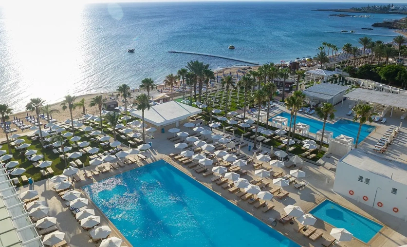 Constantinos The Great Beach Hotel na Cyprze – hotel 5 gwiazdek z basenami, ogrodami i bezpośrednim dostępem do plaży