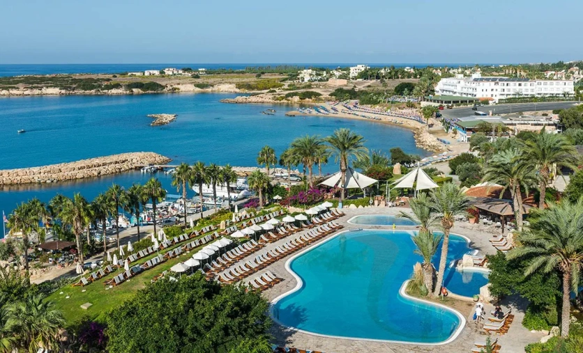 Coral Beach Hotel & Resort w Pafos na Cyprze – pięciogwiazdkowy hotel przy plaży z basenami i ofertą All Inclusive