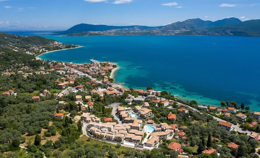 Crystal Waters Lefkada – nowoczesny hotel z basenami i apartamentami w miejscowości Nikiana