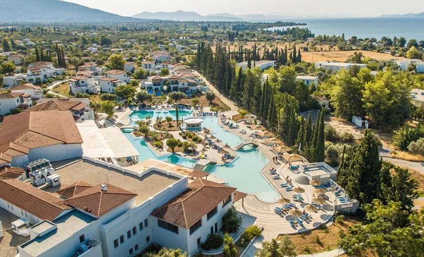 Zeus Eretria Resort na wyspie Evia – elegancki hotel z basenami i strefą relaksu w pobliżu Eretrii