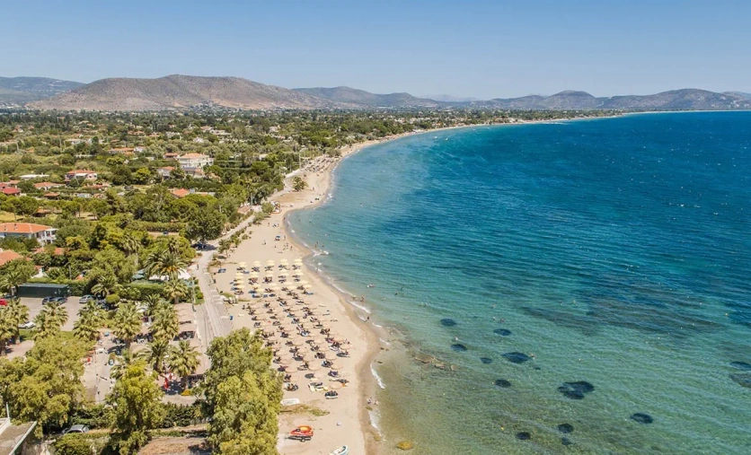 Plaża Marathon Beach przy Hotelu Golden Coast w Attyce – szeroka plaża nad Morzem Egejskim niedaleko Aten