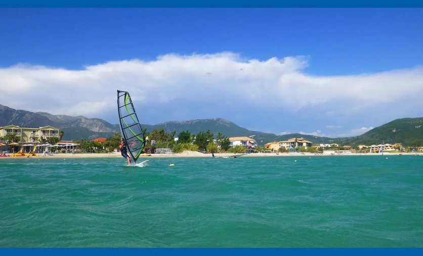 Plaża Vasiliki przy hotelu Grand Nefeli na Lefkadzie – idealne miejsce do windsurfingu i sportów wodnych