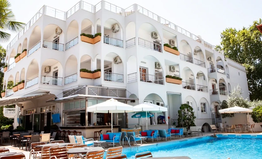 Hotel Kronos w Paralii na Riwierze Olimpijskiej – komfortowy hotel z basenem blisko piaszczystej plaży i centrum kurortu