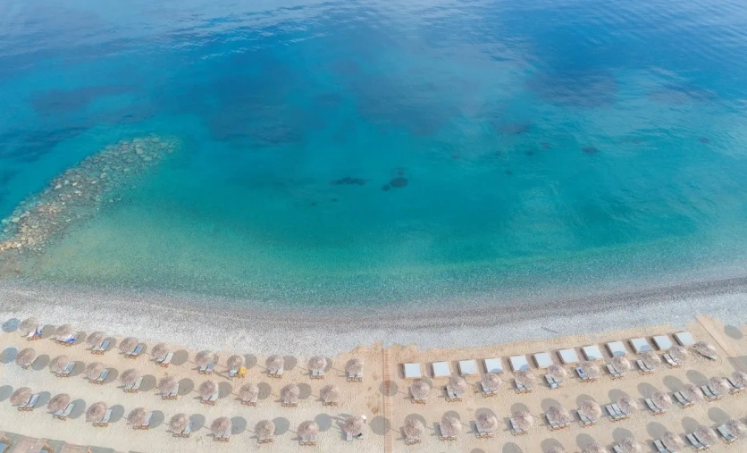 Plaża przy hotelu Mitsis Ramira na wyspie Kos – leżaki, parasole i krystalicznie czyste Morze Egejskie