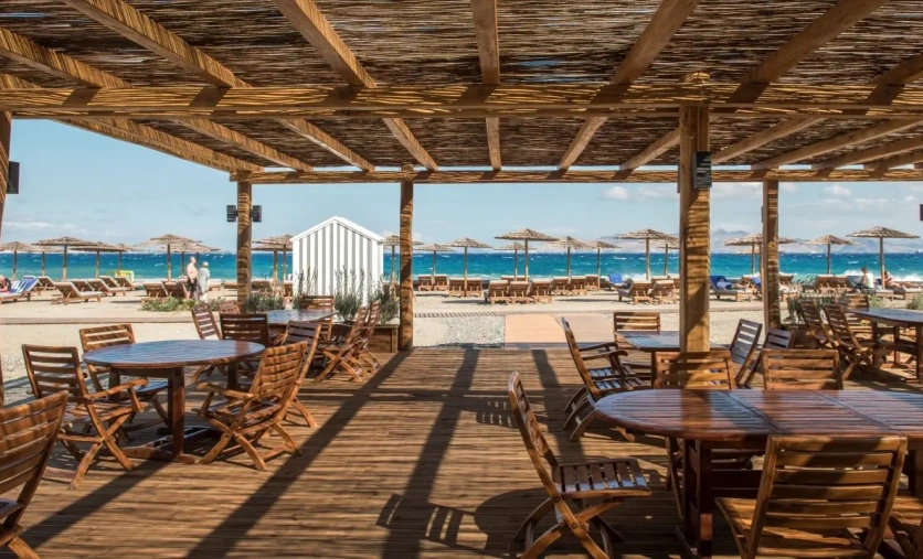 Restauracja przy plaży w hotelu Mitsis Ramira na Kos – taras z widokiem na Morze Egejskie i bogata oferta gastronomiczna