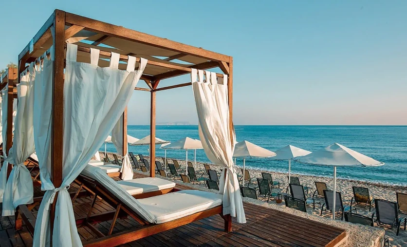 Plaża przy hotelu Mitsis Royal Mare na Krecie – eleganckie łóżka balijskie, leżaki i Morze Egejskie