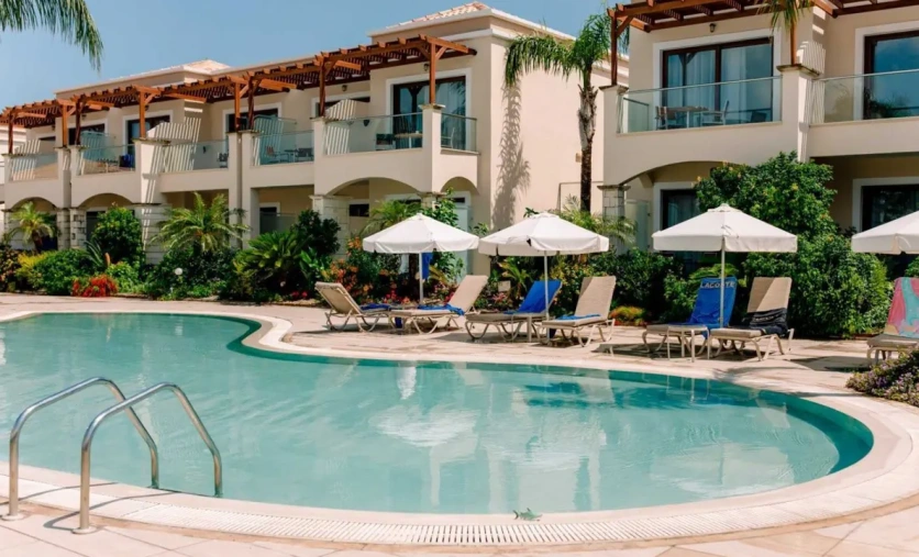 Mythos Beach Resort na Rodos – elegancki hotel z basenem położony przy plaży w regionie Kolymbia