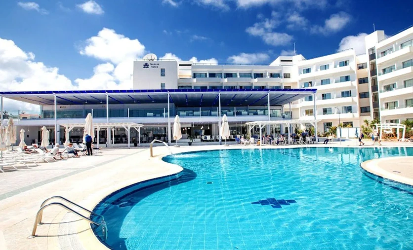 Odessa Beach Hotel w Protaras na Cyprze – elegancki hotel z basenem, All Inclusive i blisko plaży Fig Tree Bay