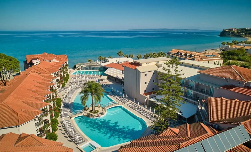 Tsilivi Beach Hotel na Zakynthos – hotel położony bezpośrednio przy piaszczystej plaży z basenami i ofertą All Inclusive