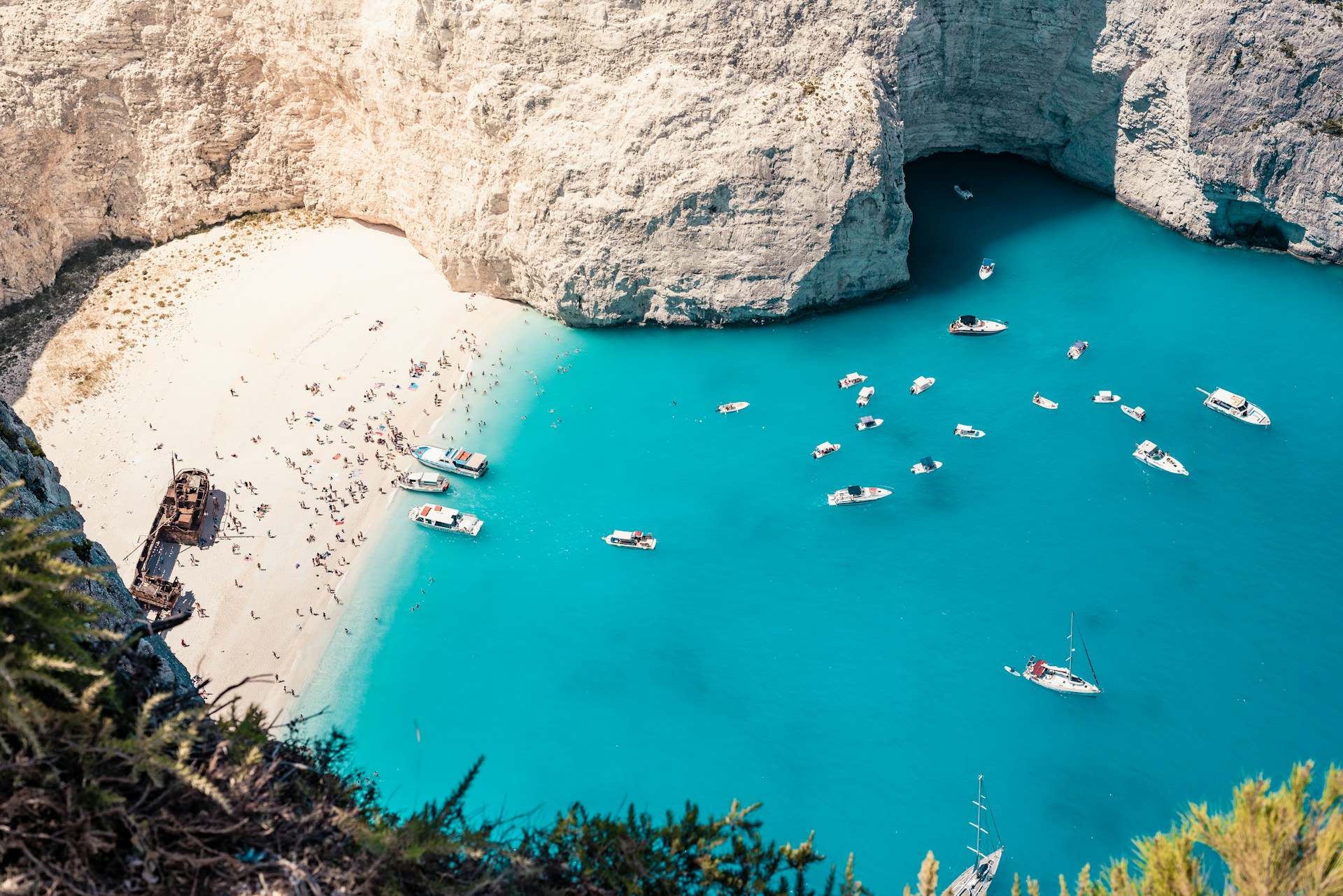 Plaża Wraku Navagio Beach na Zakynthos z turkusową wodą, białym piaskiem i wrakiem statku