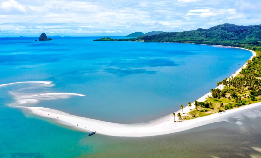 Laem Had Beach i panorama Zatoki Phang Nga na Koh Yao Yai w Tajlandii