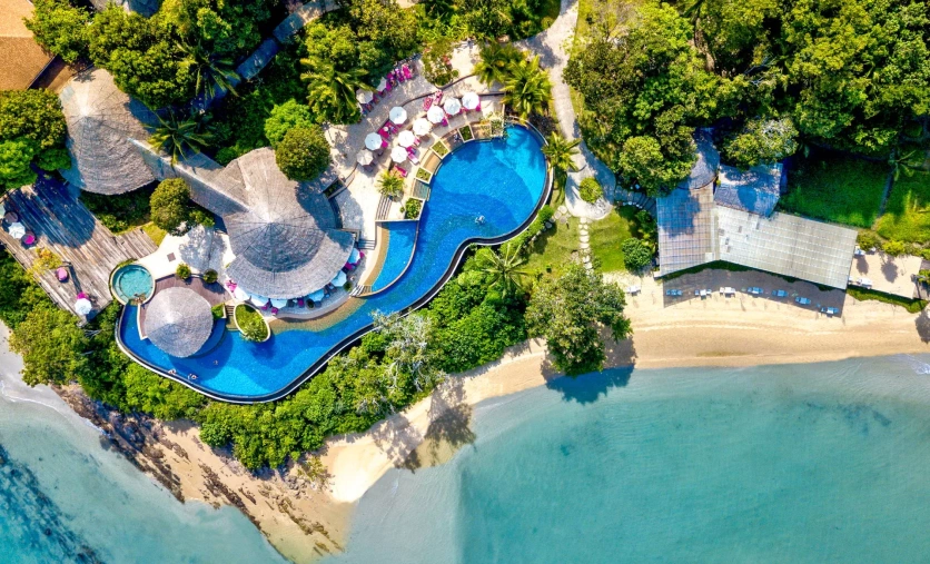 Koh Yao Yai Village Beach Resort 5* – basen infinity przy plaży na wyspie Koh Yao Yai w Tajlandii