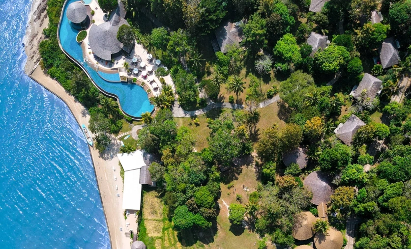 Koh Yao Yai Village Beach Resort – tropikalny resort otoczony palmami na Koh Yao Yai