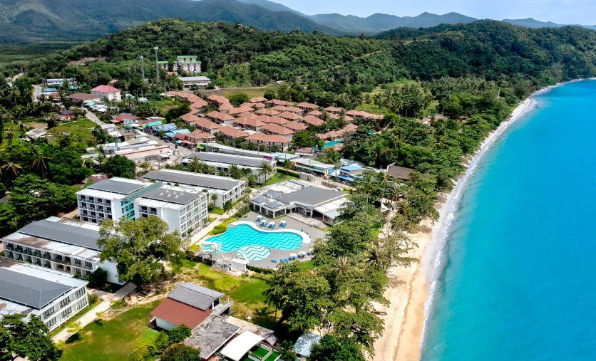 Royal Yao Yai Island Beach Resort 5* – widok z lotu ptaka na hotel i plażę na Koh Yao Yai w Tajlandii