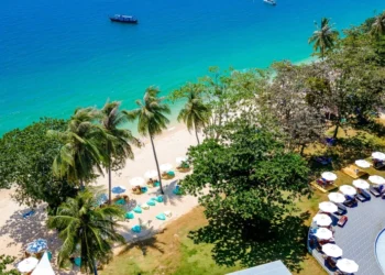 Plaża przy Royal Yao Yai Island Beach Resort na wyspie Koh Yao Yai w Tajlandii