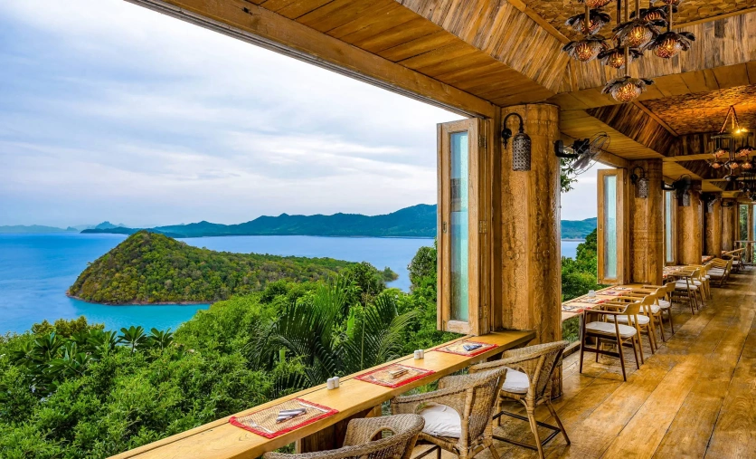 Pomost w Santhiya Koh Yao Yai Resort & Spa o zachodzie słońca – Koh Yao Yai, Tajlandia