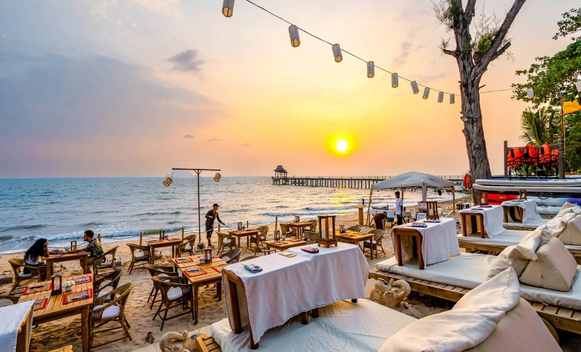 Restauracja przy plaży w Santhiya Koh Yao Yai Resort & Spa – romantyczna kolacja o zachodzie słońca