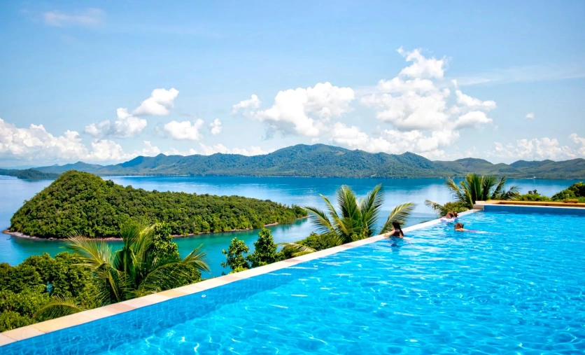 Basen infinity w Santhiya Koh Yao Yai Resort & Spa z widokiem na Zatokę Phang Nga