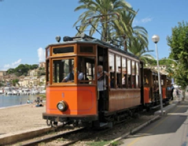 Malowniczy Port Du Soller na zachodzie wyspy Majorka w Hiszpanii