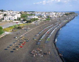 Popularna plaża w Kamari na Santorini