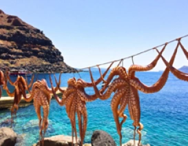 Popularna miejscowość wypoczynkowa na Santorini czyli Perissa