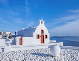 Białe domki na skalistych zboczach greckiej wyspy Santorini