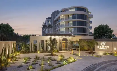 Hotel Berry Blue, Side