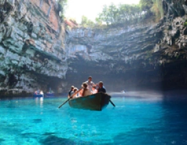 Lazurowa woda w Jaskinii Melissani na Kefalonii