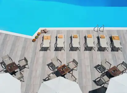Hotel Amarilia, Attyka
