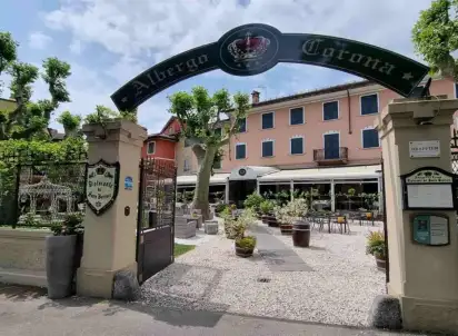 Hotel Corona, Włochy