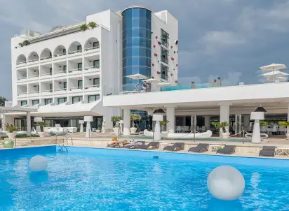 Hotel Hotel Mec, Kampania