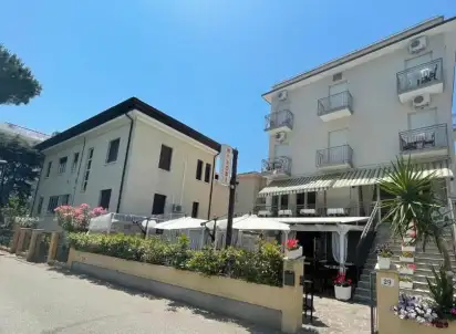 Hotel Moroni, Włochy