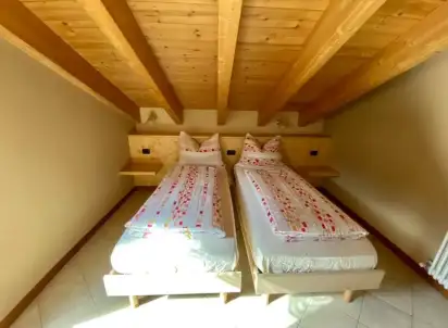Hotel Sunflower, Włochy